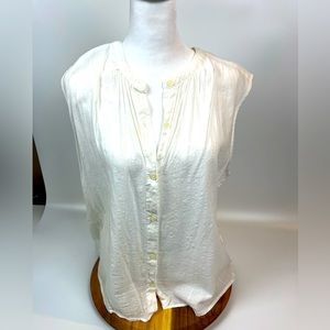 Old Navy sleeveless white button-down blouse. Size L. EUC.